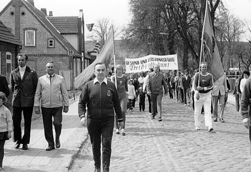 http://www.vflneukloster.de/media/kegeln/Foto-Archiv Die Sechziger/in der Bahnhofstrasse.jpg